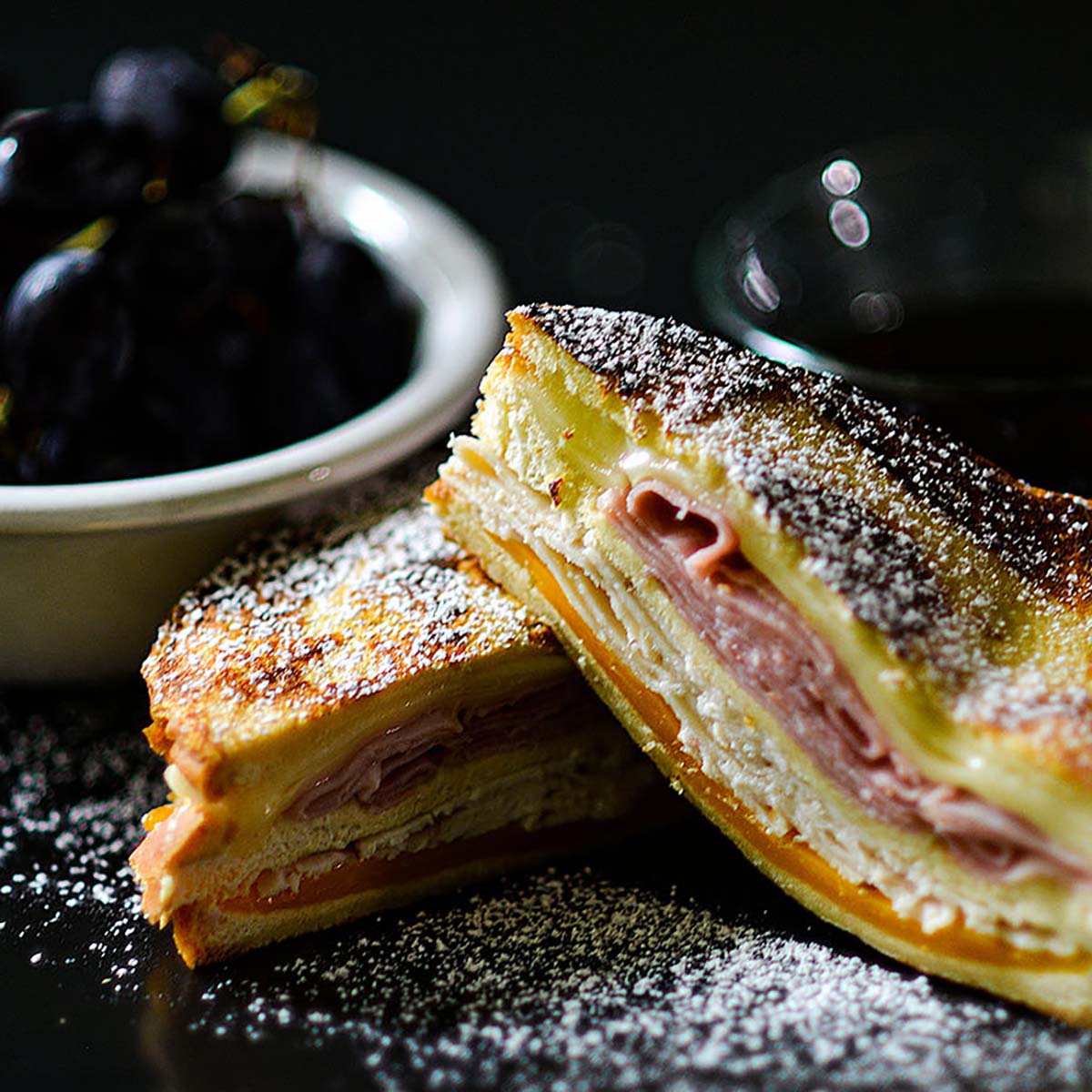 Monte Cristo Sandwich (chicken ham, cheese & Bechamel)
